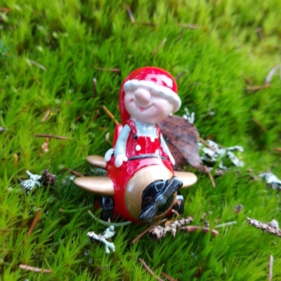 Tomtenissen Vimmelsson flyger flygplan..