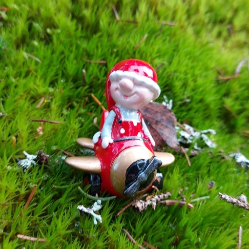Tomtenissen Vimmelsson flyger flygplan..
