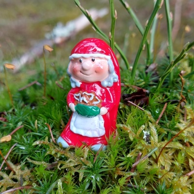 Tomtemor Frydenlund med en korg av pepparkakor.