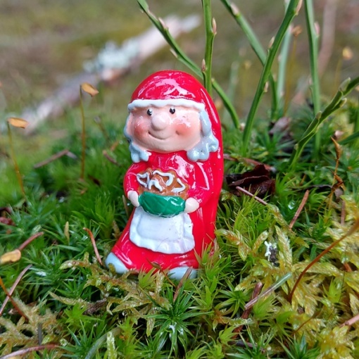 Tomtemor Frydenlund med en korg av pepparkakor.