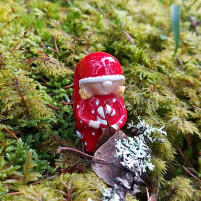 Här har vi en liten tomtenisse som har norpat åt sig en god polkagris.