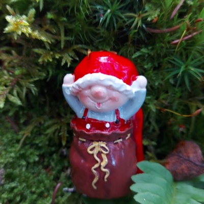 Lille tomtenissen Vimmelsson står i julklappssäcken..
