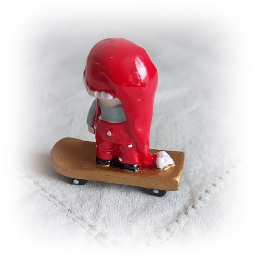 Tomtenissen Vimmelsson är ute och åker skateboard